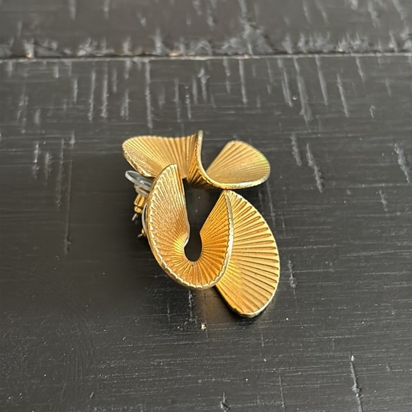 Vintage Geometric Gold-Toned Spiral S Post Back 80’s 90’s Earrings - Picture 3 of 5